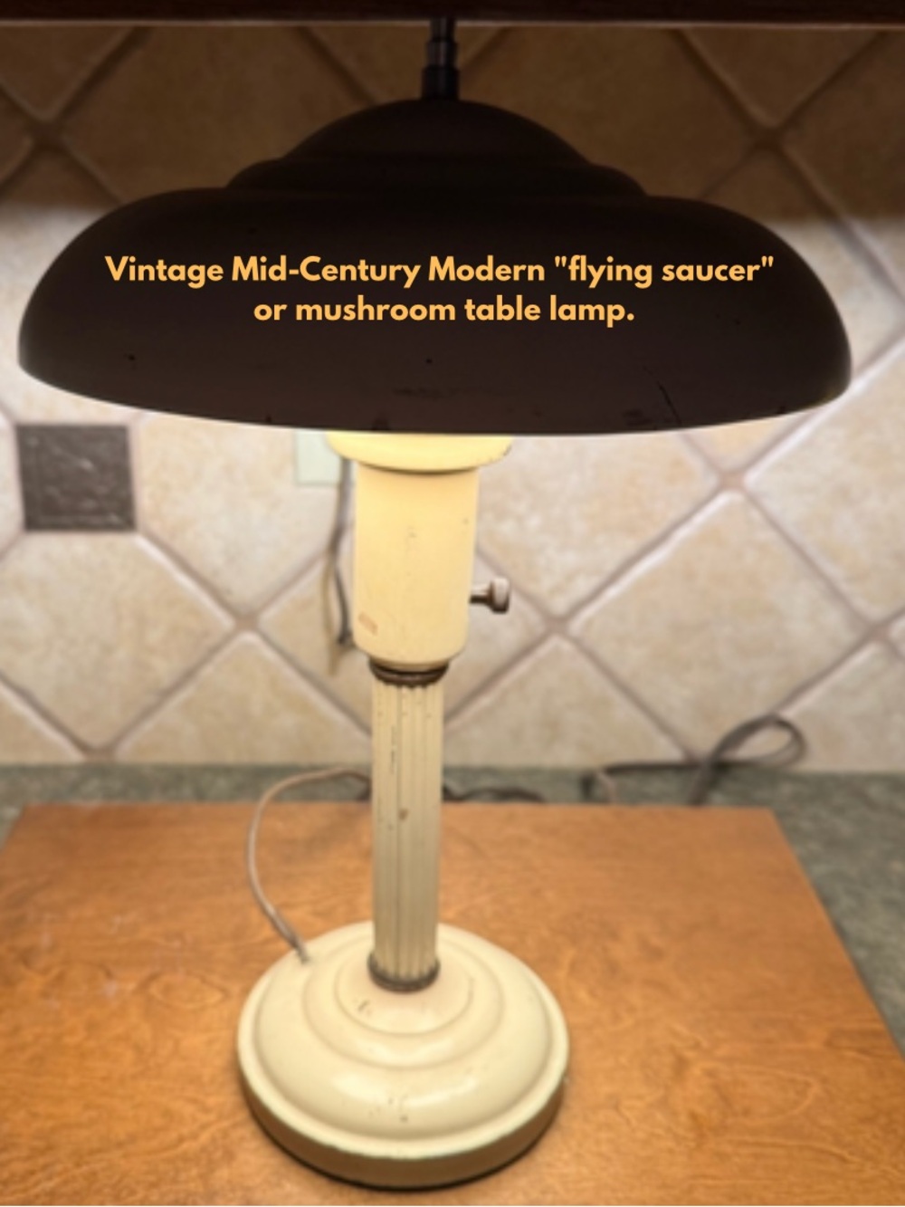 Vintage Mid-Century Modern "flying saucer" or mushroom table lamp WORKS.